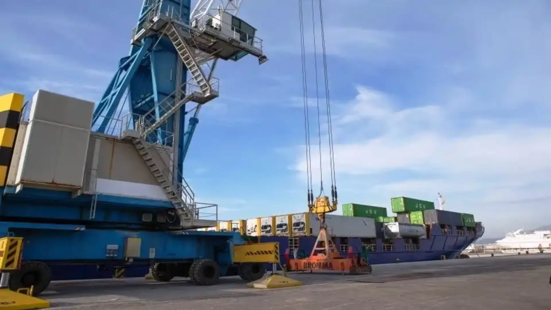 Acerinox chooses the port of Motril to export its steel coils produced in Los Barrios