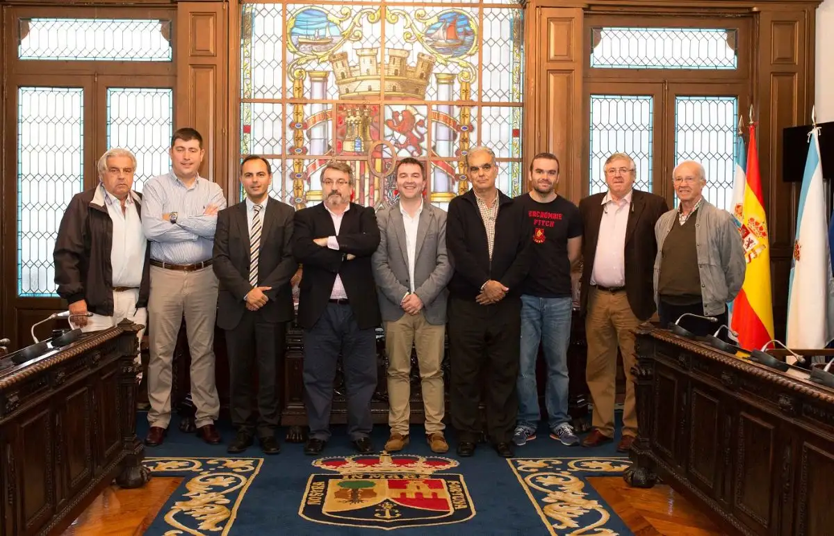  Asistieron al acto los concejales mariñenses, Antonio Traba y Francisco José Estévez, el presidente de la Federación Gallega de Remo Manuel Seijas, Alberto Varela en representación de Abanca, el presidente del Club de Remo Ría de Marín Francisco López Portas, el del Real Club de Mar de Aguete Manuel Torres Corredoira, así como Franco Cobas, Carlos Sande y Manuel Pedro Seoane por el Comité Organizador de la Semana Abanca.