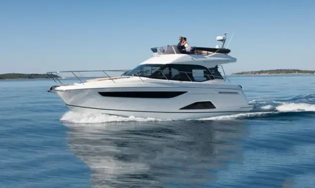 Clipper Marine, nuevo distribuidor de Bavaria para España, acude al salón valenciano con una flota de seis embarcaciones. Entre los veleros destaca el nuevo modelo Bavaria Cruiser 51 Style y el Cruiser 34, y en el apartado de motor, la marca alemana también presentará su innovador modelo R40, una embarcación que a buen seguro marcará tendencia en la marca, y cuyo lanzamiento tuvo lugar el pasado mes de septiembre en el salón náutico de Cannes. Los visitantes también podrán descubrir la gama de catamaranes Bavaria 40 Open y Bavaria 46 Fly Bridge así como el multicasco de nueva generación Flash Cat 58, construido íntegramente en Valencia.