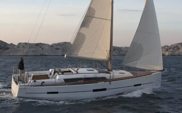 El astillero francés Dufour estará presente en Valencia con cinco embarcaciones de su gama Grand Large, en la que destacan los modelos 412 y 512 , revisiones de los exitosos modelos 410 y 500, incluyendo mejoras funcionales como integración de pila, barbacoa y nevera en la cubierta.