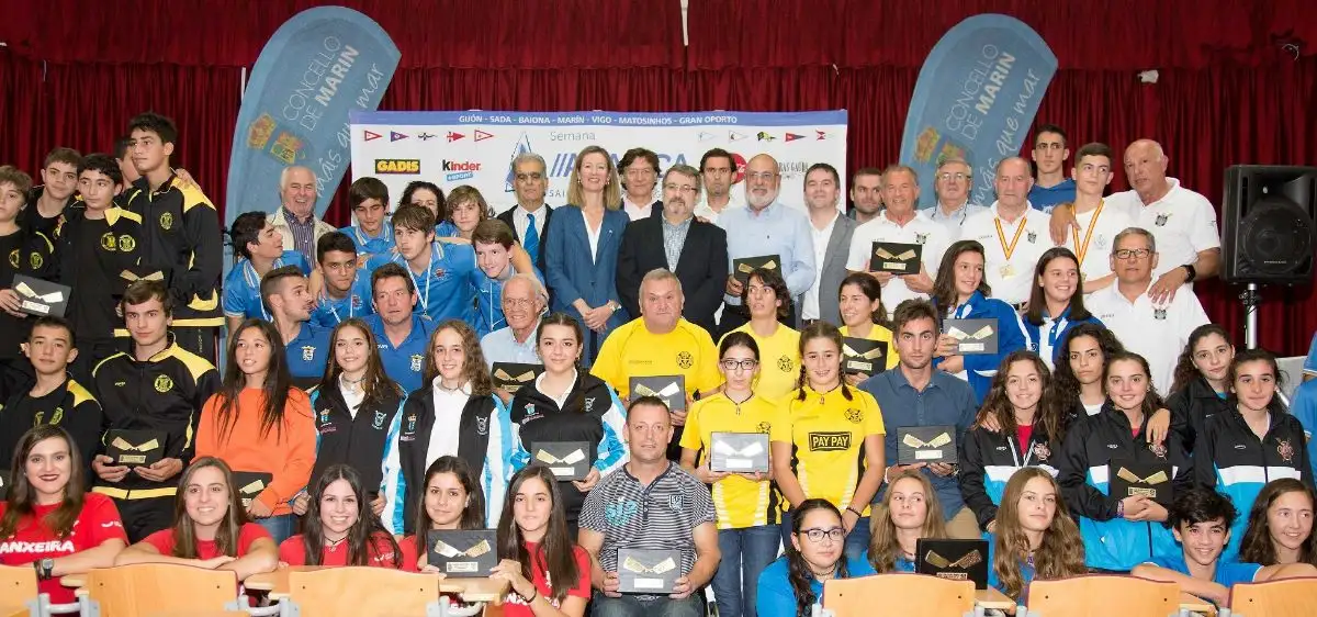 Foto de familia de la Gala del Remo Gallego-Concello de Marín 2016