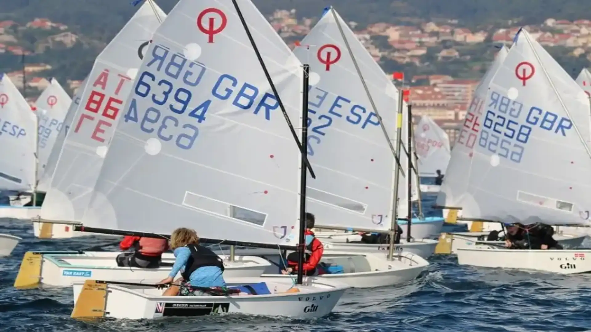 The Barcelona Arnau Gelpí del Balís wins at the meeting of Optimist de Vigo