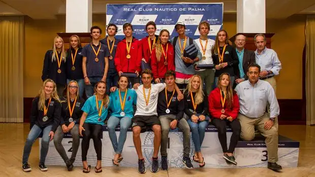 Foto de familia de los premiados en la Copa de España de 420