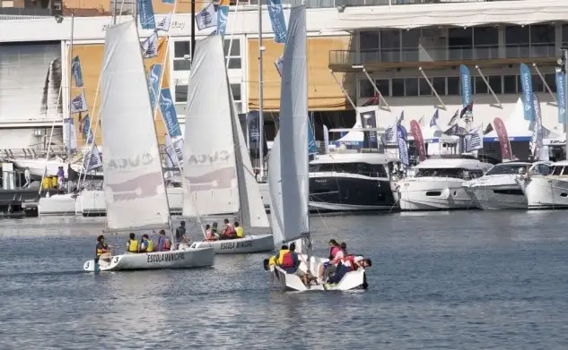 Durante las jornadas de puertas abiertas, la Escola Municipal de Vela ofrecerá bautismos de mar gratuitos en embarcaciones colectivas para todos los visitantes que lo deseen, solo necesitarán acercarse al stand de la Federación de Vela de la Comunidad Valenciana para apuntarse u obtener más información. Las embarcaciones de la escuela navegarán a vela por la dársena interior de la Marina Real Juan Carlos I, y podrán admirar la exposición flotante del Valencia Boat Show. Durante las jornadas de miércoles, jueves y viernes, cerca de 900 escolares de Valencia, muchos de ellos pertenecientes a centros de acción educativa especial han podido salir a navegar y conocer mejor la vela a bordo de embarcaciones colectivas. 