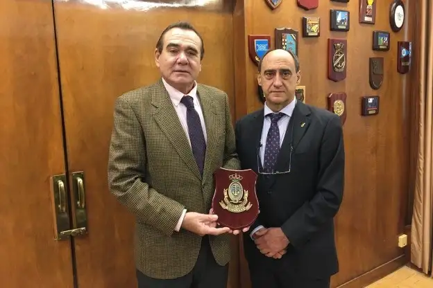 El pasado día 24 de octubre la Real Liga Naval Española, representada por su presidente, Juan Díaz Cano visitó al Director General de Marina Mercante, Rafael Rodríguez Valero para hacerle entrega de la Memoria del III Congreso Marítimo Nacional celebrado el pasado mes de mayo en la ciudad de Cartagena. Aprovechando la ocasión, la RLNE hizo entrega de una metopa de la Liga para ser colocada en la sala de metopas de la Dirección General de Marina Mercante. La reunión discurrió en un distendido ambiente que permitió el intercambio de pareceres sobre distintos asuntos relacionados con el sector marítimo español.