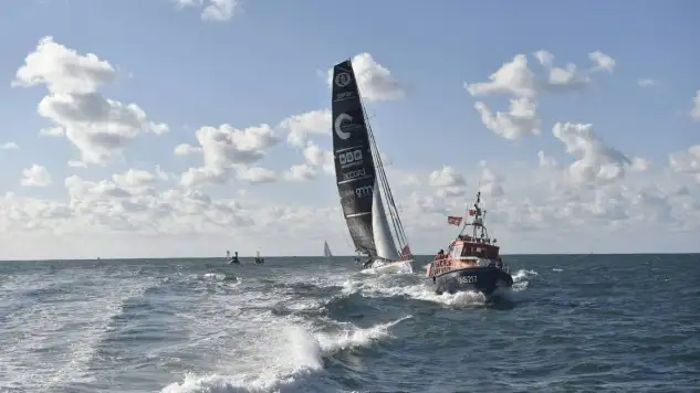 El One Planet, One Ocean volvieron a puerto escoltado por Salvamento Marítimo de Francia.