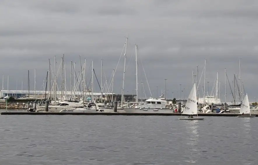 Desde la patronal ANEN (Asociación Nacional de Empresas Náuticas), su secretario general Carlos Sanlorenzo apunta al potencial que tiene el sector náutico para generar crecimiento económico y empleo: “El sector náutico está siendo en estos momentos un receptor de nuevos negocios para muchos emprendedores que están apuntando a la náutica. Pero para que sigamos en esta senda, necesitamos seguir modernizando nuestro marco legislativo, eliminando trabas burocráticas y tributos como el impuesto de matriculación que graba la compra de una embarcación de recreo de más de 8 metros de eslora con un 12% de su precio, lo que sumado al IVA supone un 33% más, en ningún país del mundo existe este impuesto que nos sitúa en clara desventaja en el mercado nacional e internacional”.
