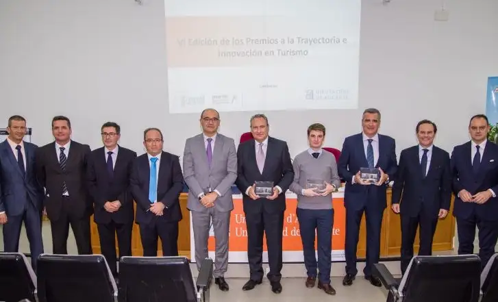 Adolf Utor en el centro de la imagen con su galardón