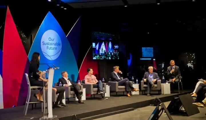 La conferencia anual de World Sailing, la federación internacional de vela, se ha centrado hoy en el foro "Estrategia comercial del deporte”, con un panel de expertos que han destacado los atractivos de la vela para su promoción, entre ellos imágenes poderosas, grandes personajes y emocionantes historias sobre esfuerzo humano, perseverancia y logro, pero también los grandes desafíos, como la complejidad de la cobertura televisiva (Foto Laura Carrau)