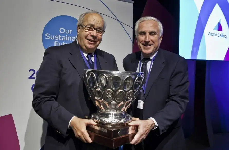 El griego George Andreadis ha sido galardonado con el Trofeo Beppe Croce, que desde 1988 reconoce cada año la mejor contribución voluntaria al deporte de la vela.En la imagen de Laura Carrau, George Andreadis y World Sailing Presidente Carlo Croce.