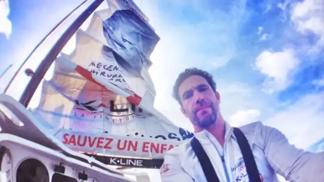 de Lamotte junto al palo roto que le ha obligado a dar media vuelta hacia Les Sables d’Olonne.