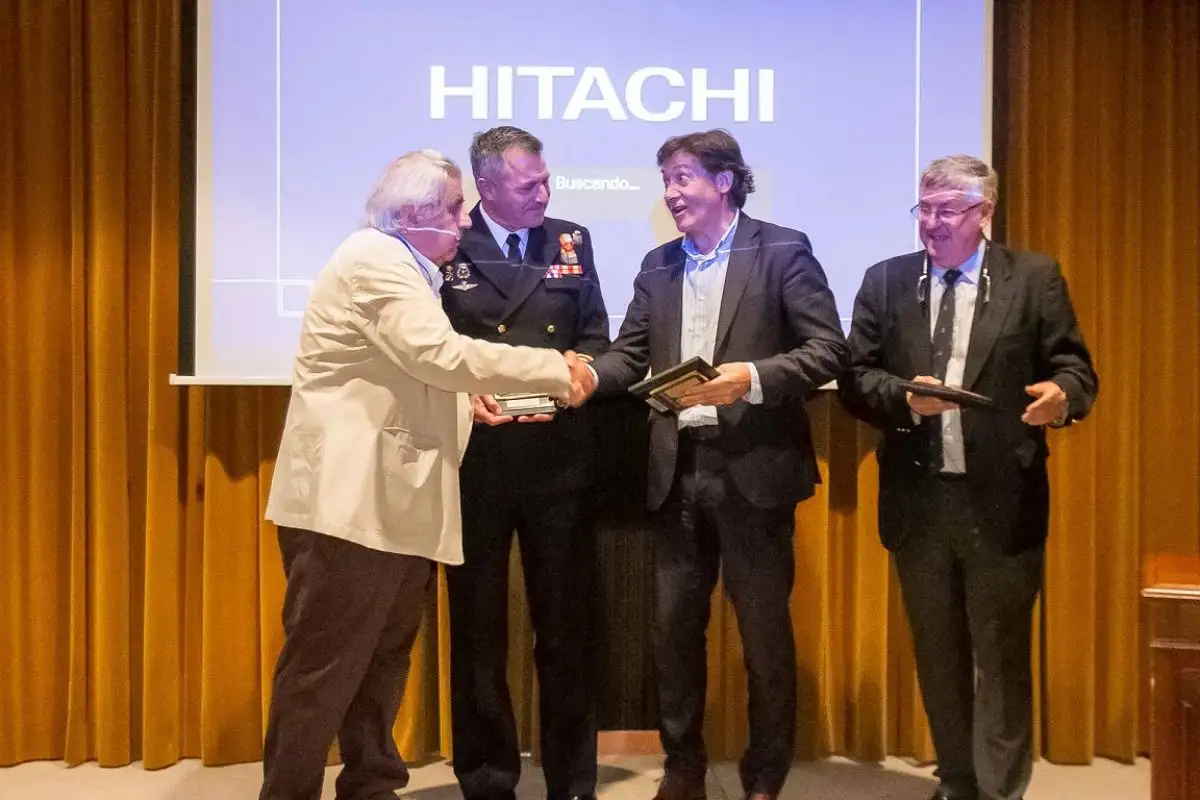 Imagen del acto de presentación de ND en Marín. El nuevo Secretario de Estado con nuestro editor, el comendante director de la Escuela Naval Militar y el presidente del Consejo Editorial de ND