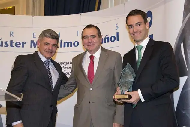 El Premio a la Competitividad ha sido en esta ocasión para Astican y Astander, astilleros que han destacado en los últimos años por sus trabajos en reparaciones y conversiones de buques en el mercado offshore, así como por la ejecución de proyectos para el cumplimiento de las nuevas directivas medioambientales a nivel global. El premio ha sido patrocinado por Bureau Veritas, y han hecho entrega del mismo, a D. Germán Carlos Suarez, vicepresidente ejecutivo del Grupo Astican y Astander, D. Rafael Rodríguez Valero, director general de la Marina Mercante, y D. Luis Guerrero, director general de Bureau Veritas España y Portugal.