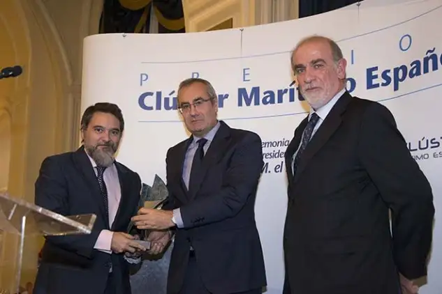 Por último, el Premio a la Formación ha sido para Siport 21 que ha desarrollado una línea de negocio basada en Programas de Entrenamiento y Formación de Marinos, centrada en entornos de navegación y puertos concretos y buques reales de las diversas navieras, con personal pionero en España en el uso de la última tecnología de centros de simulación. El premio ha sido patrocinado por la revista Rotación (editada por el Grupo TPI), y entregado al Capitán D. Carlos Cal, asesor náutico y coordinador de los Programas de Entrenamiento de Siport 21, por D. José Llorca, presidente de Puertos del Estado, y D. José Manuel Galdón, consejero delegado del Grupo TPI.
