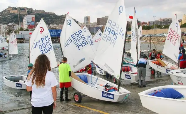 Los Optimist B han intentado cerrar una prueba hasta en dos ocasiones pero el escaso viento en Alicante lo ha impedido. Los "aes", también se han quedado en blanco y solo los "cés" han completado mangas (Foto Pep Portas)