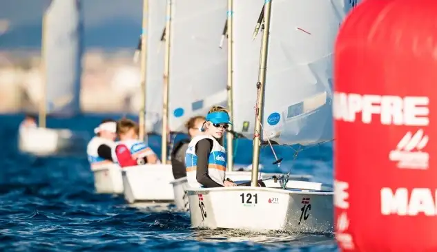 El italiano Massimiliano Antoniazzi, el suizo Neprov Maxim y la holandesa Wijbinga Ties, líderes provisionales tras la disputa de una única regata en la jornada inaugural de la prueba decana del deporte balear (Foto Tomás Moyá)