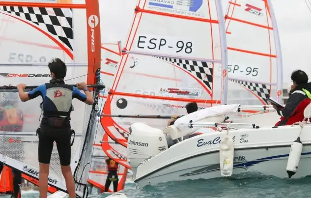 Las tablas han sido una de las clases que se han estrenado en Alicante, ofreciendo un gran espectáculo gracias a las buenas condiciones de viento (Foto Pep Portas) 