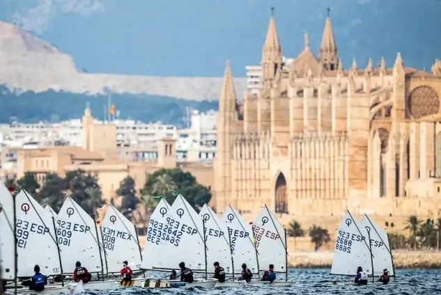 La flota extranjera copa las nueve primeras plazas de la clase Optimist. Mañana, con la quinta prueba, entra en juego el primer descarte. El viento sopló hoy generoso en la Bahía de Palma (Foto Tomás Moyá)