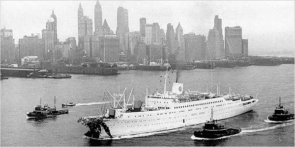 El "Stockolm" (hoy "Astoria") arribando a NuevaYork con su proa destrozada, tras la colisión con el "Andrea Doria" a finales de julio de 1956