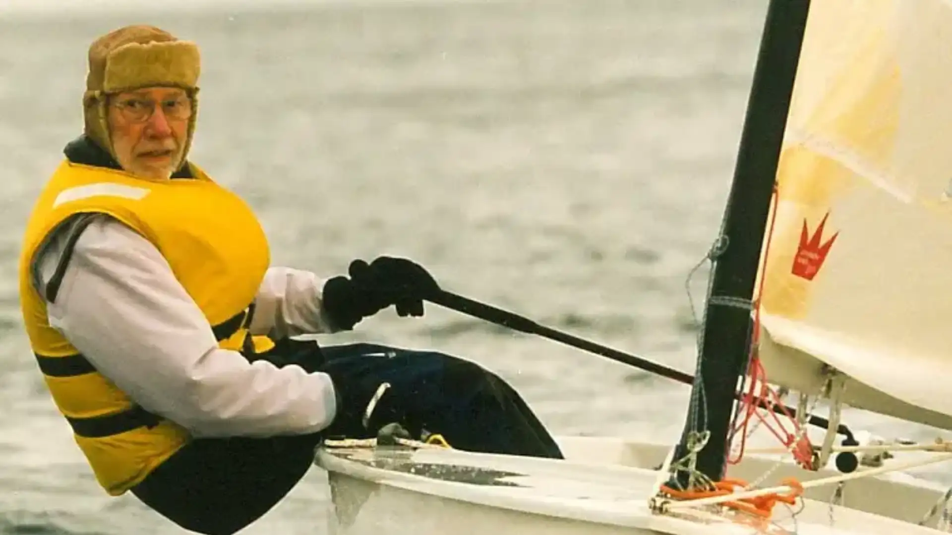 The candle is in mourning for the death of one of his idols: Paul Elvstrom