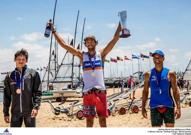 Pastor con la medalla de plata en el podio de la Sailing World Cup Final. Foto: Marina García/World Sailing 