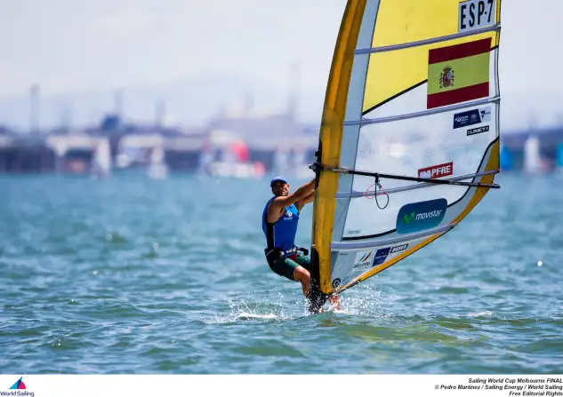 Iván Pastor navegando en la Medal Race de RS:X M en Melbourne. Foto: Pedro Martínez/World Sailing 
