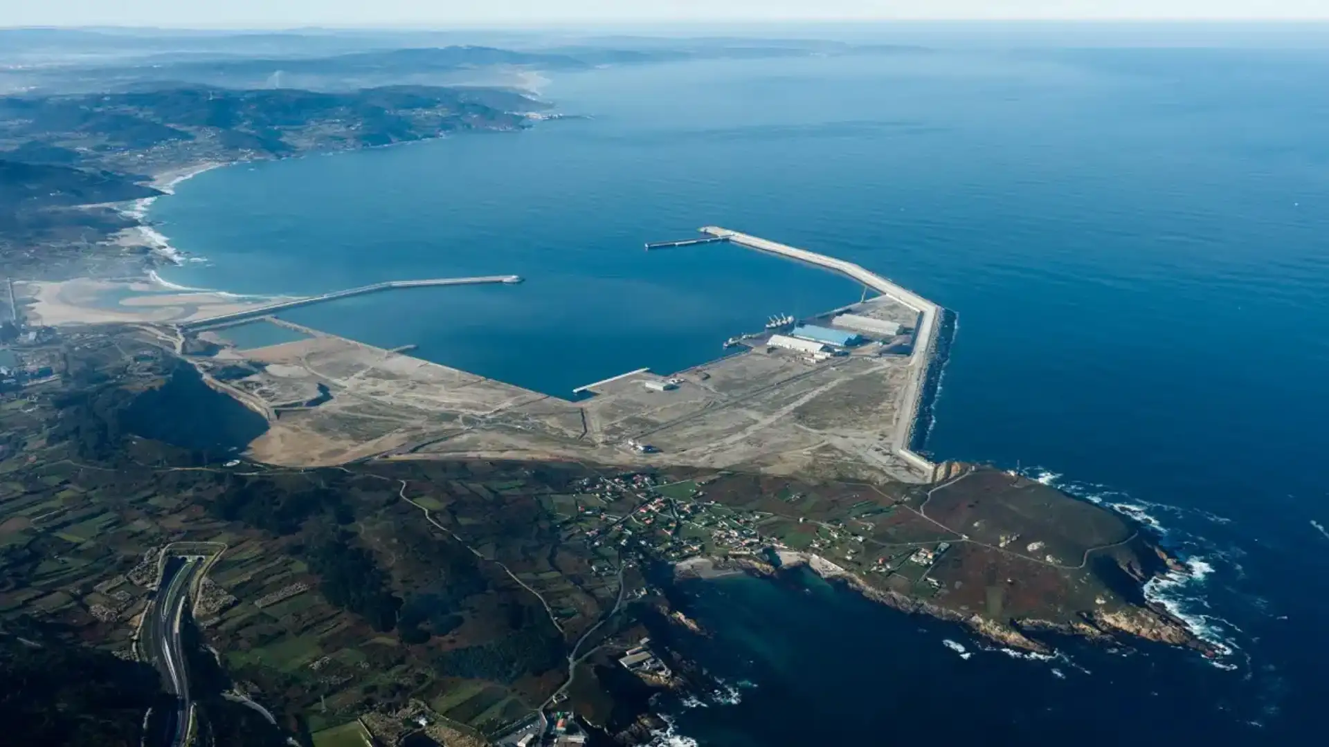 The Harbour Authority of La Coruña guarantees the full operation of Punta Langostreira