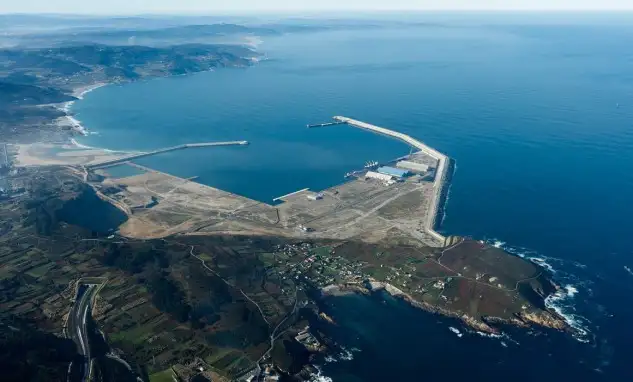 EL PUERTO DE A CORUÑA RECEPCIONA LA OBRA DEL CONTRADIQUE DE PUNTA LANGOSTEIRA, QUE COMPLETA EL ABRIGO DE LA LÁMINA DE AGUA Y GARANTIZA LA PLENA OPERATIVIDAD  Se logró un ahorro de 20 millones de euros en la inversión total destinada al proyecto, que incluyó la ejecución de un muelle de 300 metros y la ampliación de la superficie de explanadas, que ya asciende a 185 hectáreas 