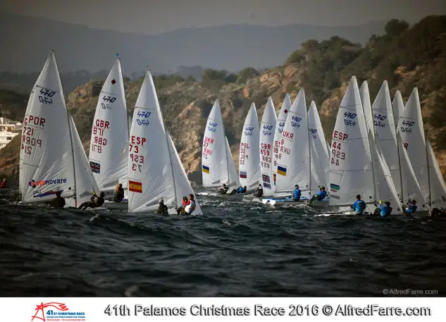 Flota de la clase 470 Masculino con Xammar y Rodríguez a la derecha. Foto: Alfred Farré