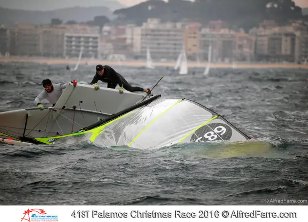 El temporal llegó con fuerza a la bahía de Palamós. Foto: Alfred Farré