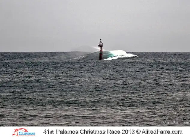Espectacular ola pasando por La Llosa de Palamós. Foto: Alfred Farré