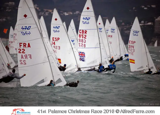 Los 470 navegando entre olas en aguas de Palamós. Foto: Alfred Farré