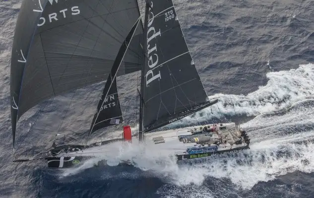 El "Perpetual Loyal" ha estado copatroneado por su armador, Anthony Bell (ganador de la Rolex Sydney Hobart en tiempo real en 2011), y el también australiano Tom Slingsby (ganador del premio Rolex World Sailor of the Year como mejor regatista el mundo en 2010). A bordo han contado con un buen número de expertos oceánicos entre sus 19 tripulantes, como el navegante Tom Addis (co-navegante del Wild Oats XI en el récord de 2012), el neozelandés Chris Nicholson, o los cántabros Antonio “Ñeti” Cuervas-Mons y Pablo Arrarte, ambos con la responsabilidad de jefe de guardia.