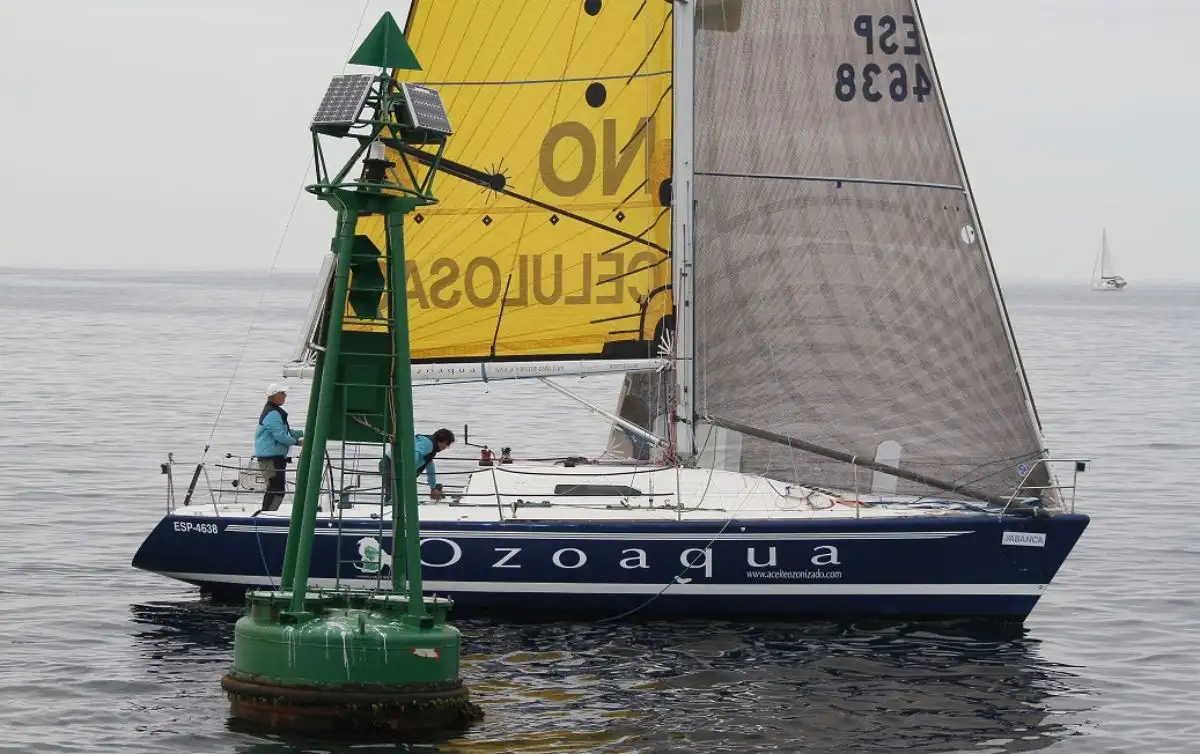 La pegatina de "Celulosas Non" del "Ozoaqua" de Juan Carlos Pérez Olmedo en el Trofeo Villa de Bouzas 2015, fue el detonante de la judialización del problema Olmedo-FGV