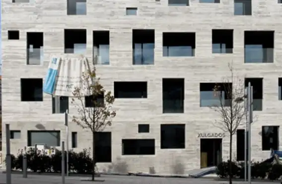 Se presume un febrero calentito en los juzgados de Santiago y La Coruña en lo que a la vela se refiere. En la capital gallega el asunto Federación-Olmedo... en el de La Coruña la oposición del Náutico contra el presidente actual...