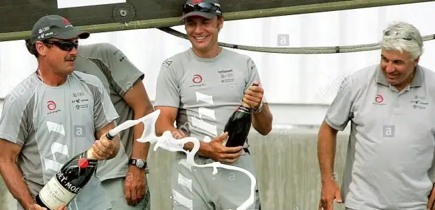 Peter Holmberg celebrado con Bertarelli y Butterworth en Valencia la victoria en la Copa América. Foto: Alamy