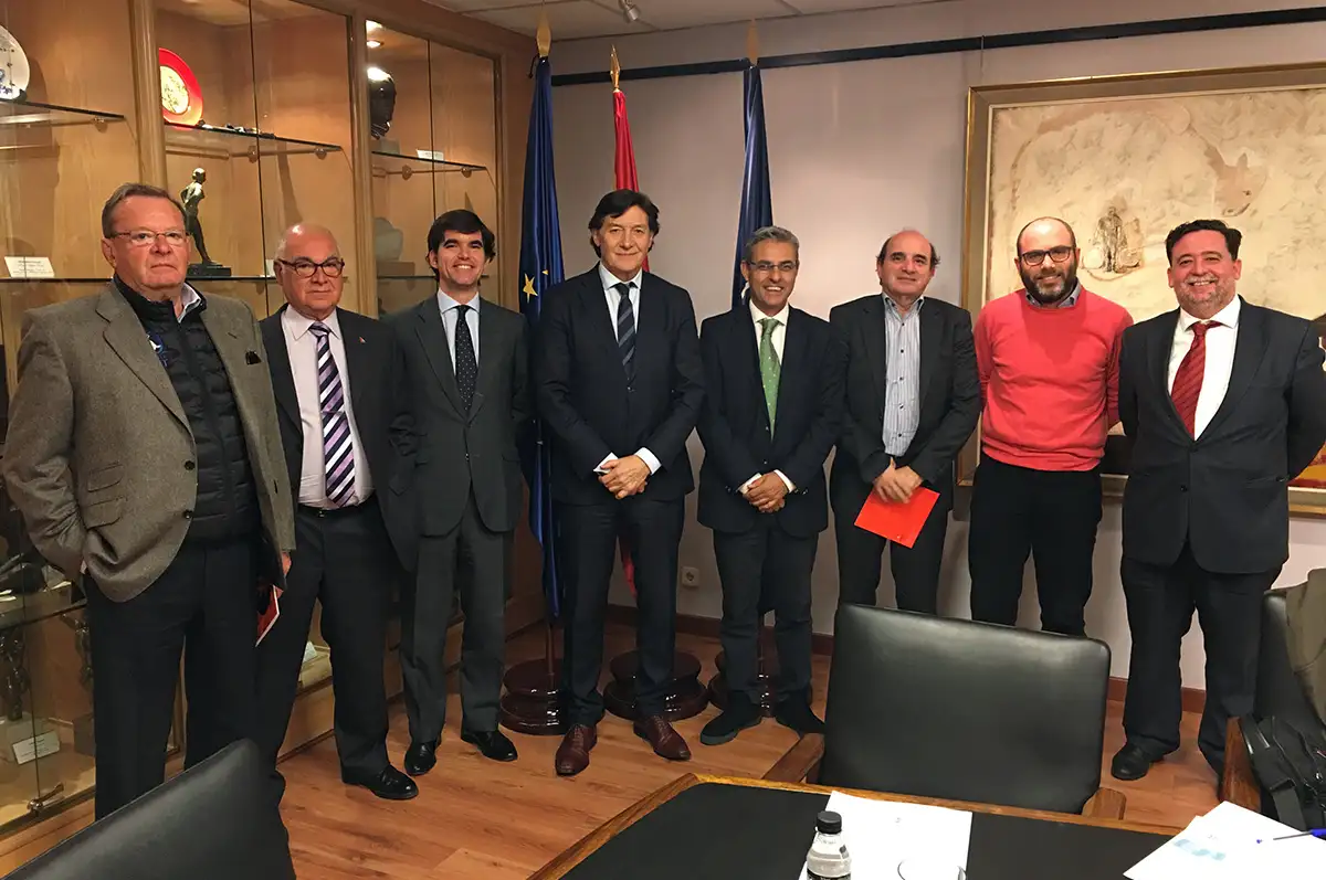 El secretario de estado para el deporte, José Ramón Lete, junto a los representantes de los clubes náuticos.