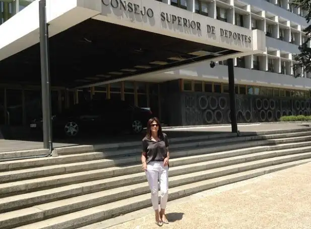 La presidenta de la RFEV, Julia Casanueva, posando frente a la sede del CSD.