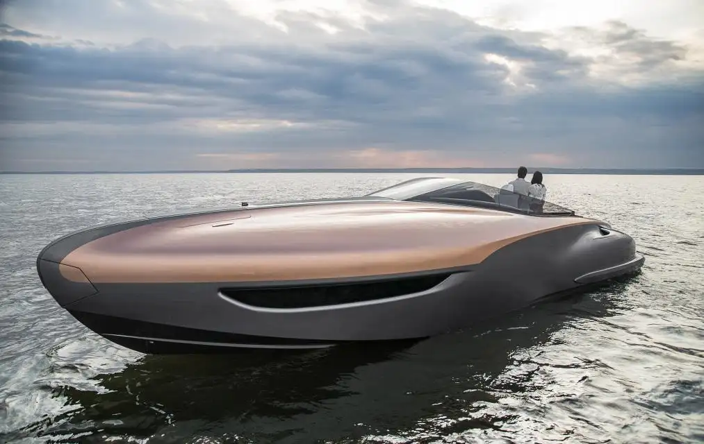 El prototipo ha sido probado en aguas de Miami Beach con el nombre de Lexus Sport Yacht Concept, una elegante embarcación de 12,7 metros de eslora que nace como un serio competidor para las Riva Rivamare, Mazu 38 o Invictus 370 GT, por poner algunos ejemplos. El casco está fabricado en fibra de carbono para reducir el peso del conjunto en unos 100 kilos respecto a otros yates de un tamaño similar, y está propulsado por dos motores 5.0 V8 de 440 CV cada uno que permiten alcanzar una velocidad máxima de hasta 43 nudos