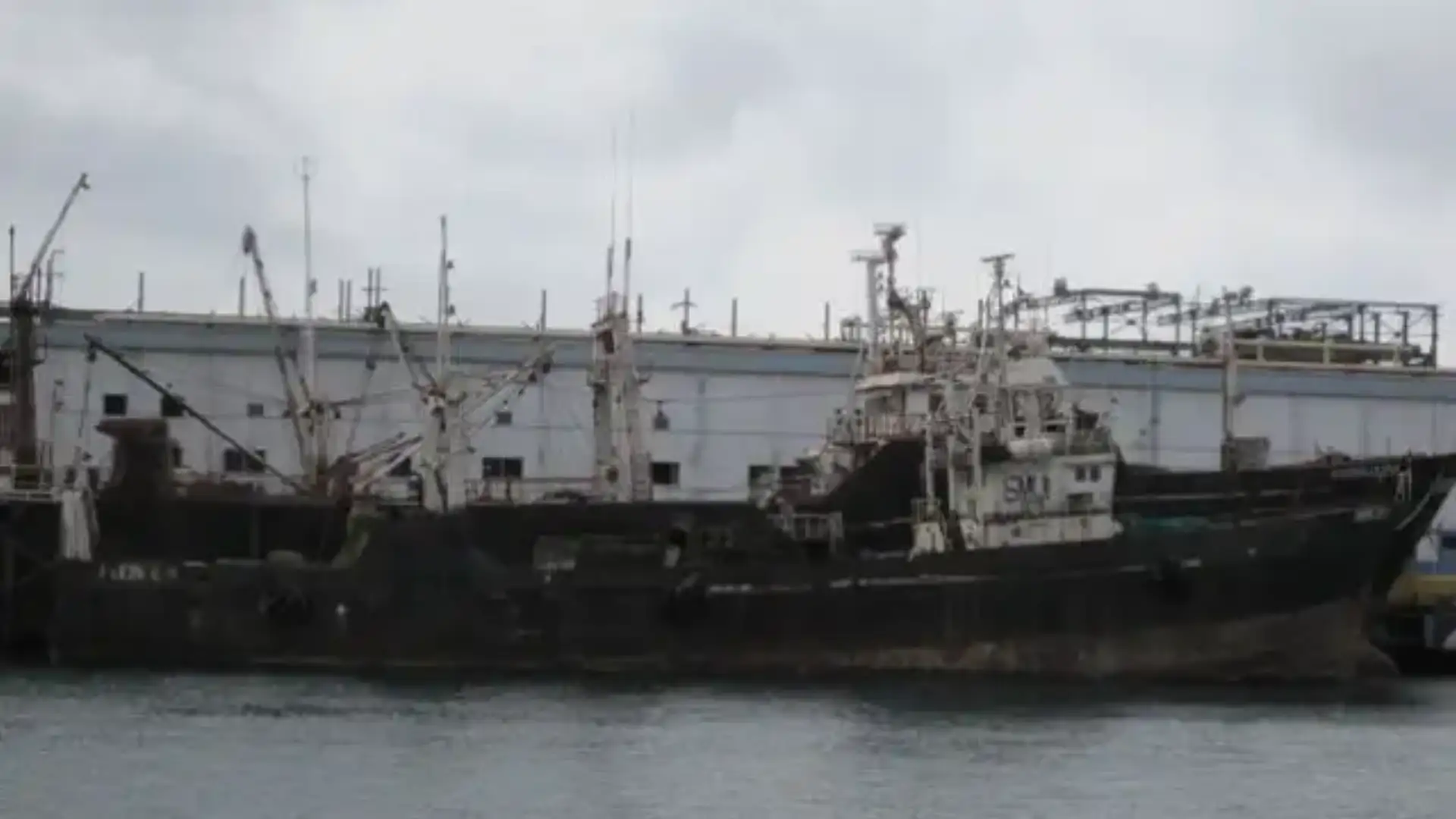 The Galician Ardentia Marine reflects in Las Palmas the Korean ship "Poong Lim 11"