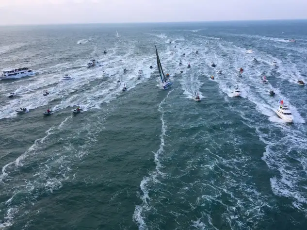 Espectacular llegada del Banque Populaire escoltado por decenas de barcos. Foto: © Jean-Marie Liot / DPPI / Vendée Globe