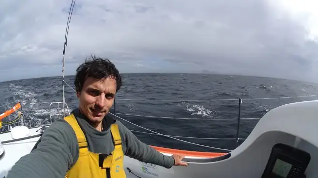 Dídac Costa se ha retratado a bordo del One Planet One Ocean con el Cabo de Hornos como fondo. 
