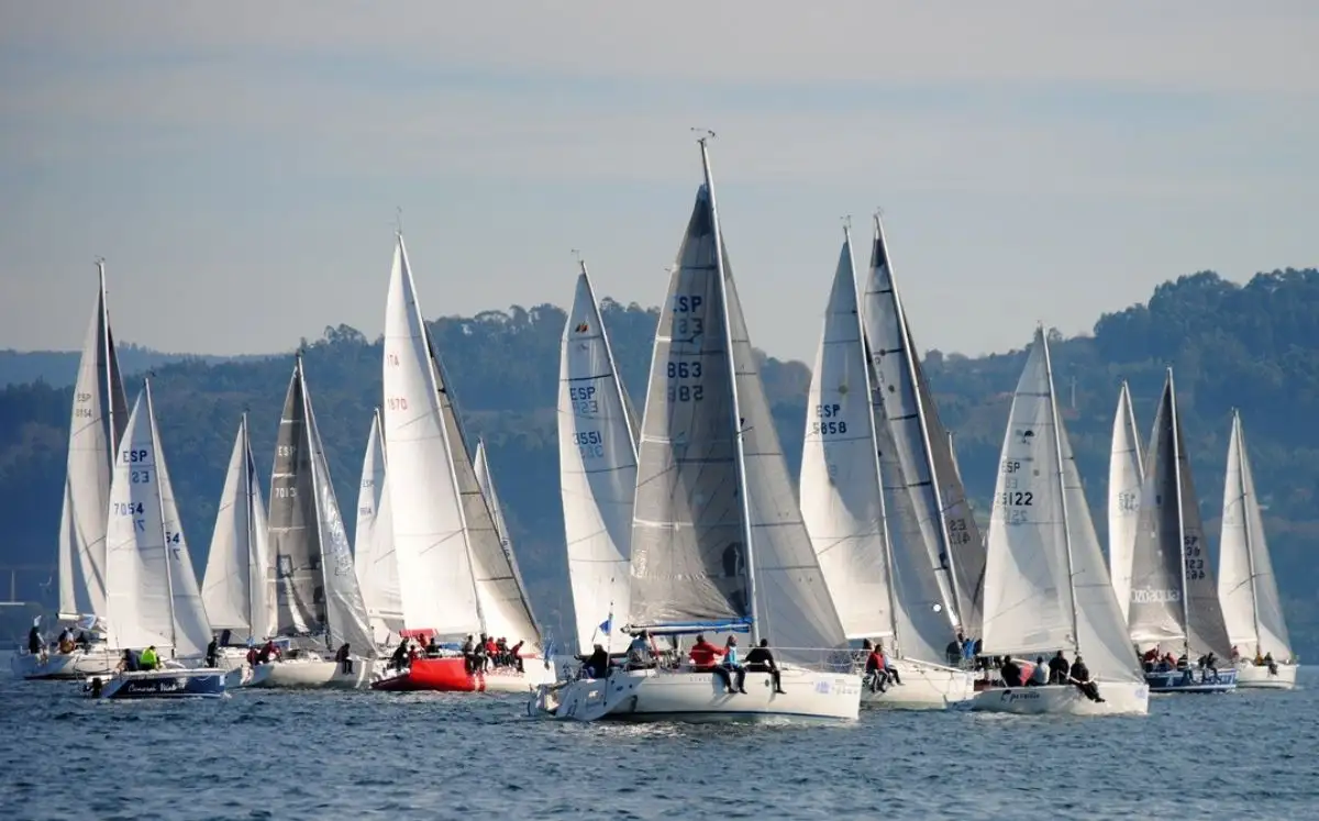 Ro Yachts, Vagalume, Travesío, Fuerza 4, Cassandra y Troscado comandan los respectivos grupos tras la celebración de la primera etapa de la Regata Interclubles de Cruceros de la Ría de Pontevedra (Foto Desmarque)