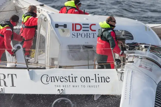 Francis Joyon a la caña del trimarán IDEC Sport.