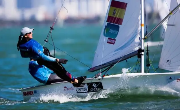 El viento ha soplado entre los 9 y los 12 nudos de intensidad a lo largo de esta primera jornada de competición que continuará mañana para todas las clases. Los 49er, 49er FX, RS:X M y F y Nacra 17 disputan las opening series hasta el viernes, y sus Medal Races tendrán lugar el sábado. Los Laser, Radial, Finn y 470 M y F, por su parte, llevan a cabo las opening series hasta el sábado, y celebrarán las Medal Races el domingo, día de clausura de la primera cita de las World Cup Series de vela olímpica.