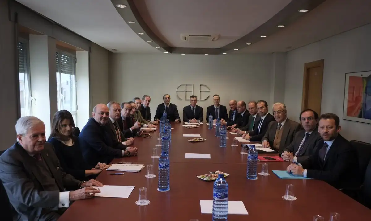 Asociaciones empresariales y cámaras de comercio de León, Galicia, Asturias y Cantabria constituyen la Plataforma para el Impulso de la Logística en el Noroeste. PREOCUPACIÓN DE LOS EMPRESARIOS POR EL AISLAMIENTO DEL NOROESTE ESPAÑOL