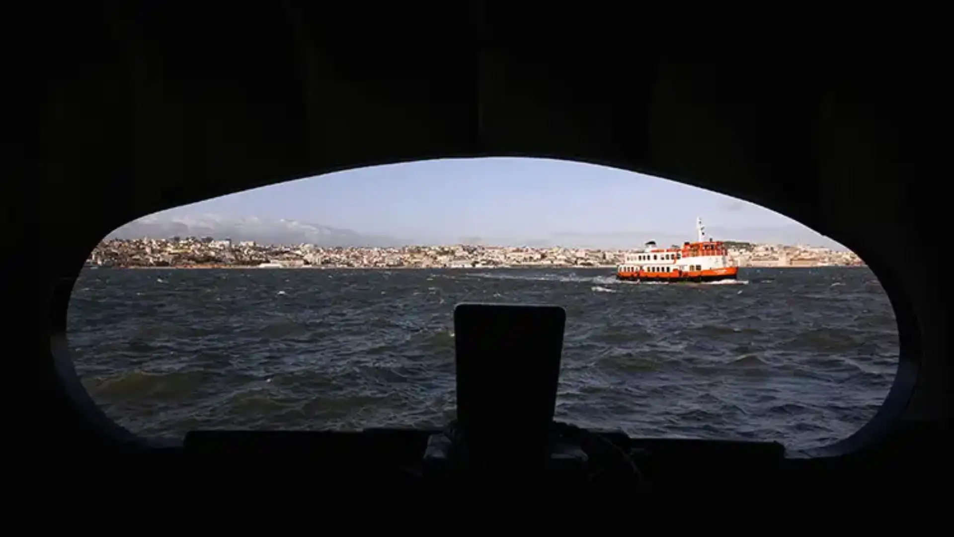 A ferry with 561 passengers on board runs into a Lisbon dock