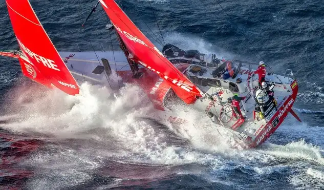 El MAPFRE, respaldado por la aseguradora global con base en Madrid, es el tercer equipo confirmado oficialmente para el evento más duro del mundo de la vela, que saldrá de Alicante el domingo 22 de octubre y llevará a los equipos por una ruta de 45.000 millas náuticas alrededor del mundo. El Dongfeng Race Team y el team AkzoNobel confirmaron su participación el año pasado