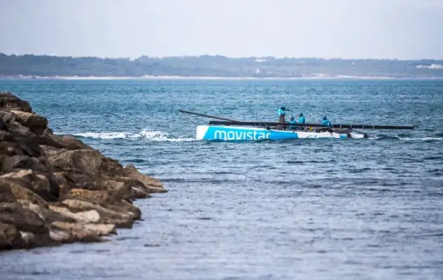 El catamarán comandado por Iker Martínez desarbolaba este mediodía tras siete horas de navegación. La tripulación se encuentra en perfecto estado y ya está en el Club Nàutic Colònia de Sant Pere, situado en la bahía de Alcudia