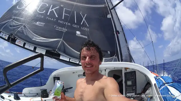 Dídac Costa se toma un zumo en el paso por el Ecuador.